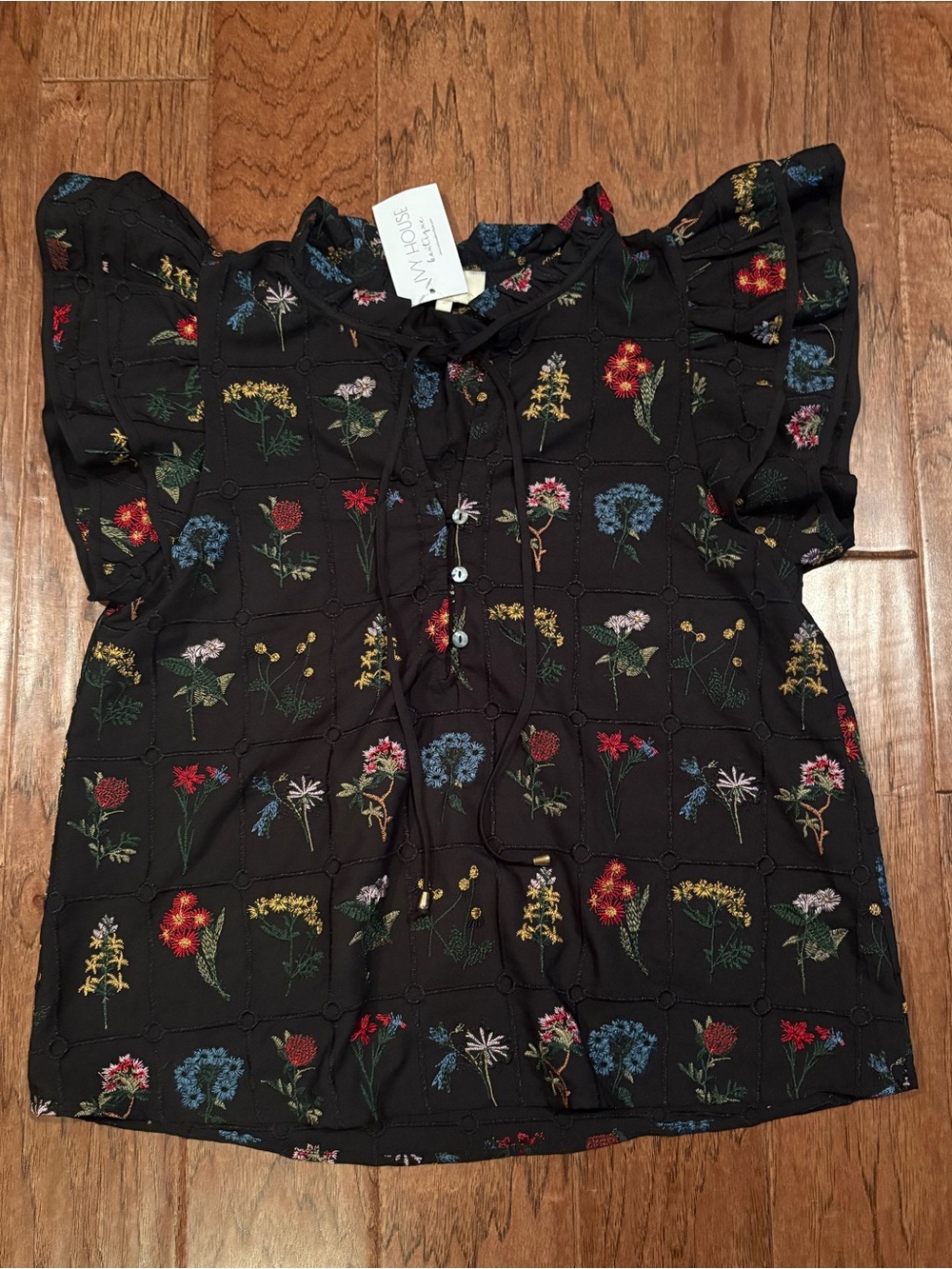 Entro Floral Embroidered Flutter Sleeve Short Sleeve Top Size Medium NEW